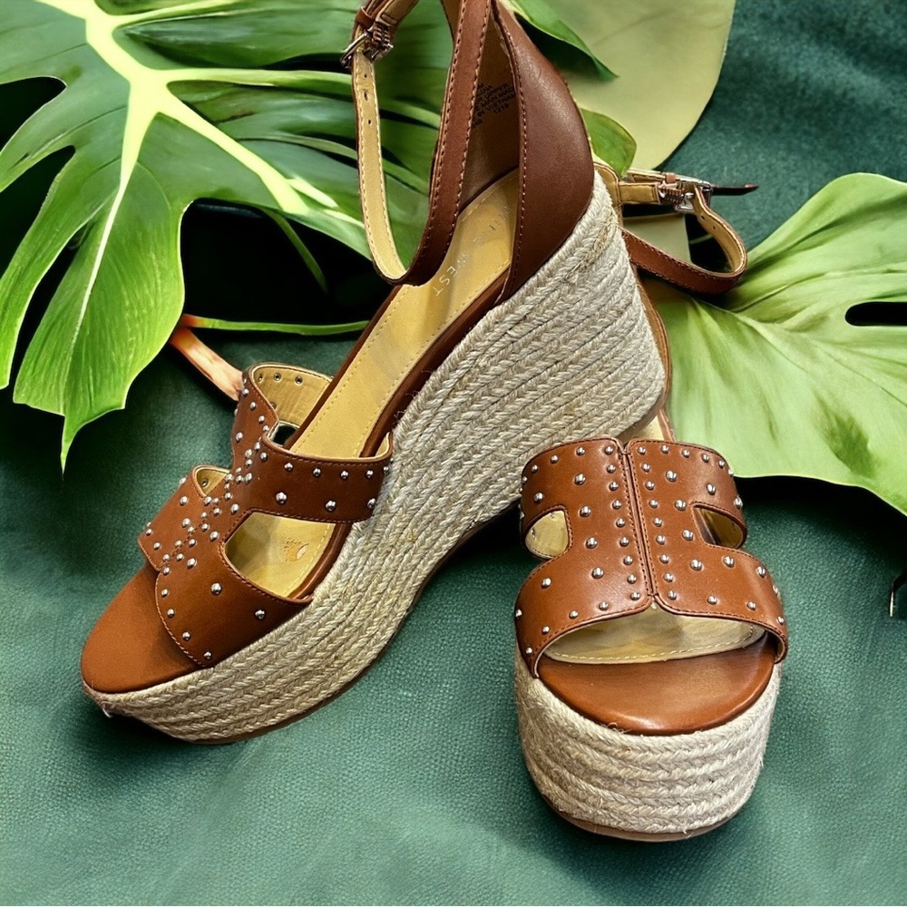 New Nine West Platform Leather w/Silver Studs Platform Sandals - 10.5